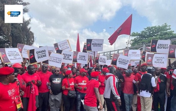 The demonstrators on the street of Accra (C) twitter.comNhatBurniton